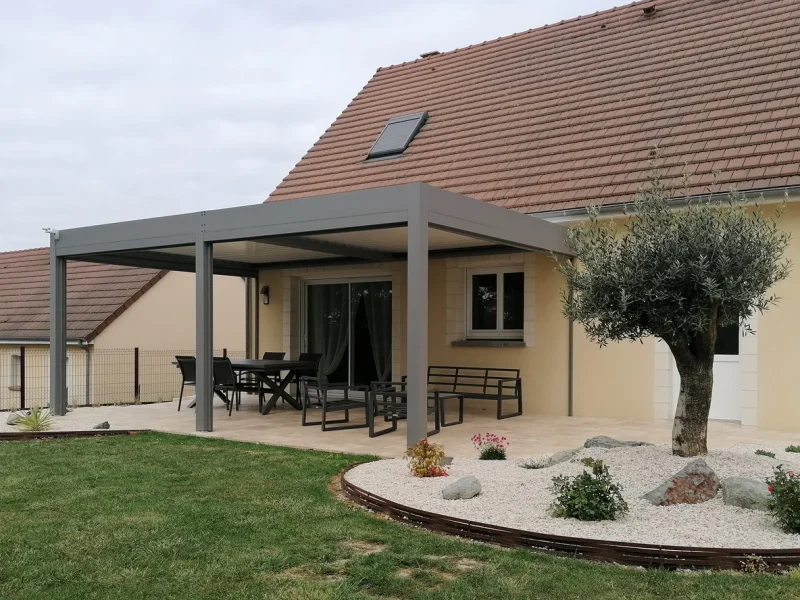 Pergola 2 modules équipée de 4 stores verticaux intégrés Pergola 2 modules équipée de 4 stores verticaux intégrés